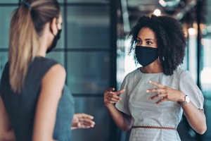 A businesswoman talks to an employee.